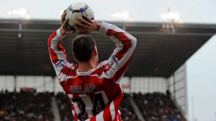 Giải Đáp Thắc Mắc Ném Biên Có Việt Vị Không Theo Luật Thi Đấu FIFA 2026